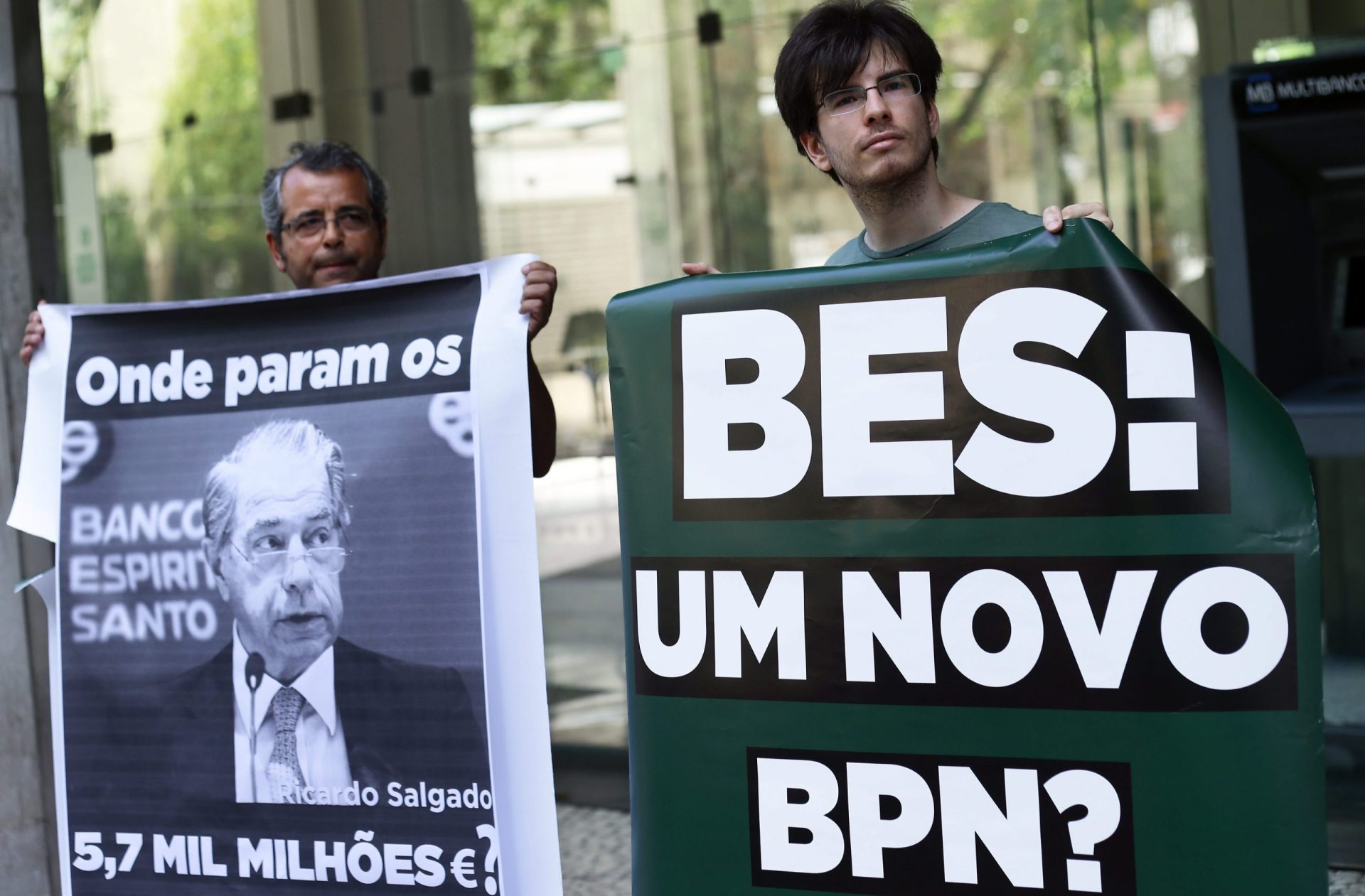 BES: Dezenas de pessoas em protesto contra injecção de dinheiros públicos