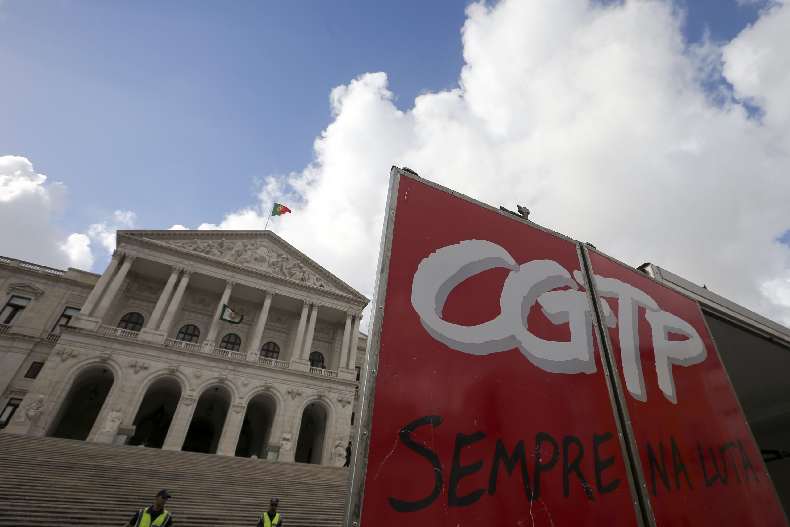 Quatro mil dirigentes e sindicalistas da CGTP desfilam até ao parlamento