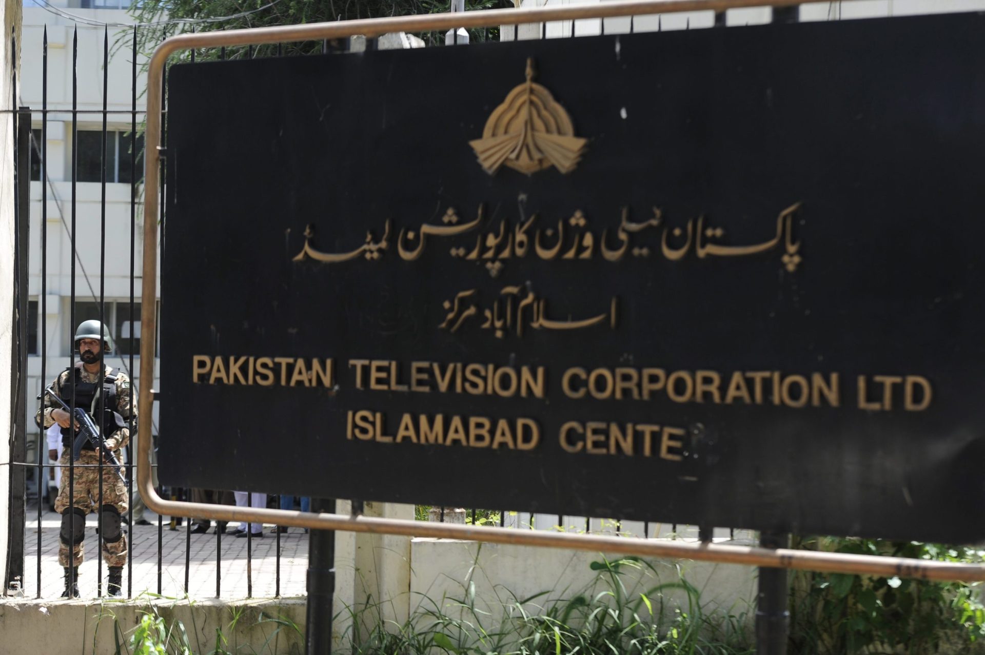 Manifestantes antigovernamentais cortam emissão de TV estatal no Paquistão