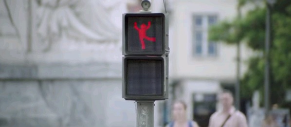 O semáforo lisboeta que põe as pessoas a dançar [vídeo]