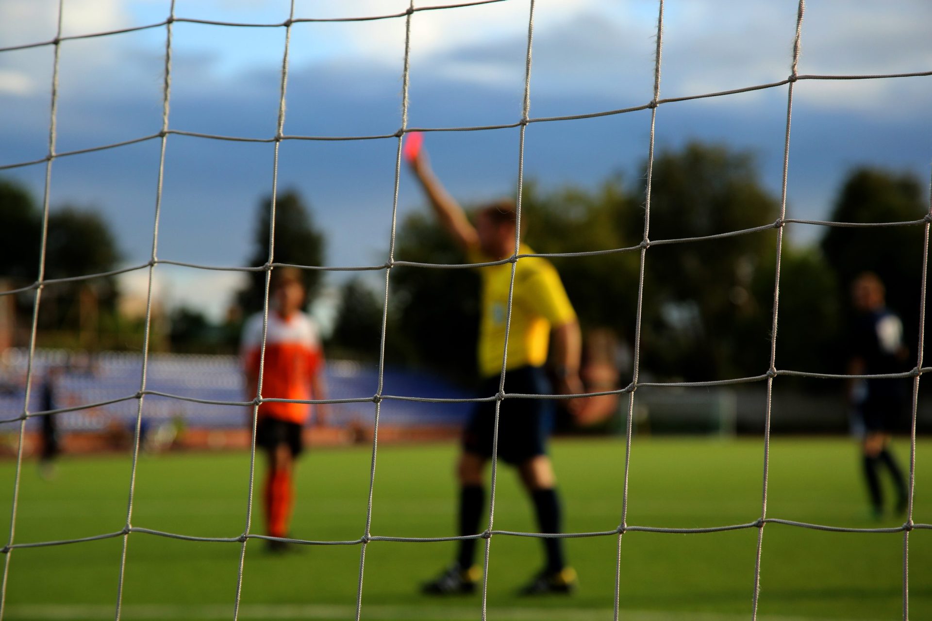 Jogador austríaco foi expulso, não gostou e apanhou 70 jogos de suspensão