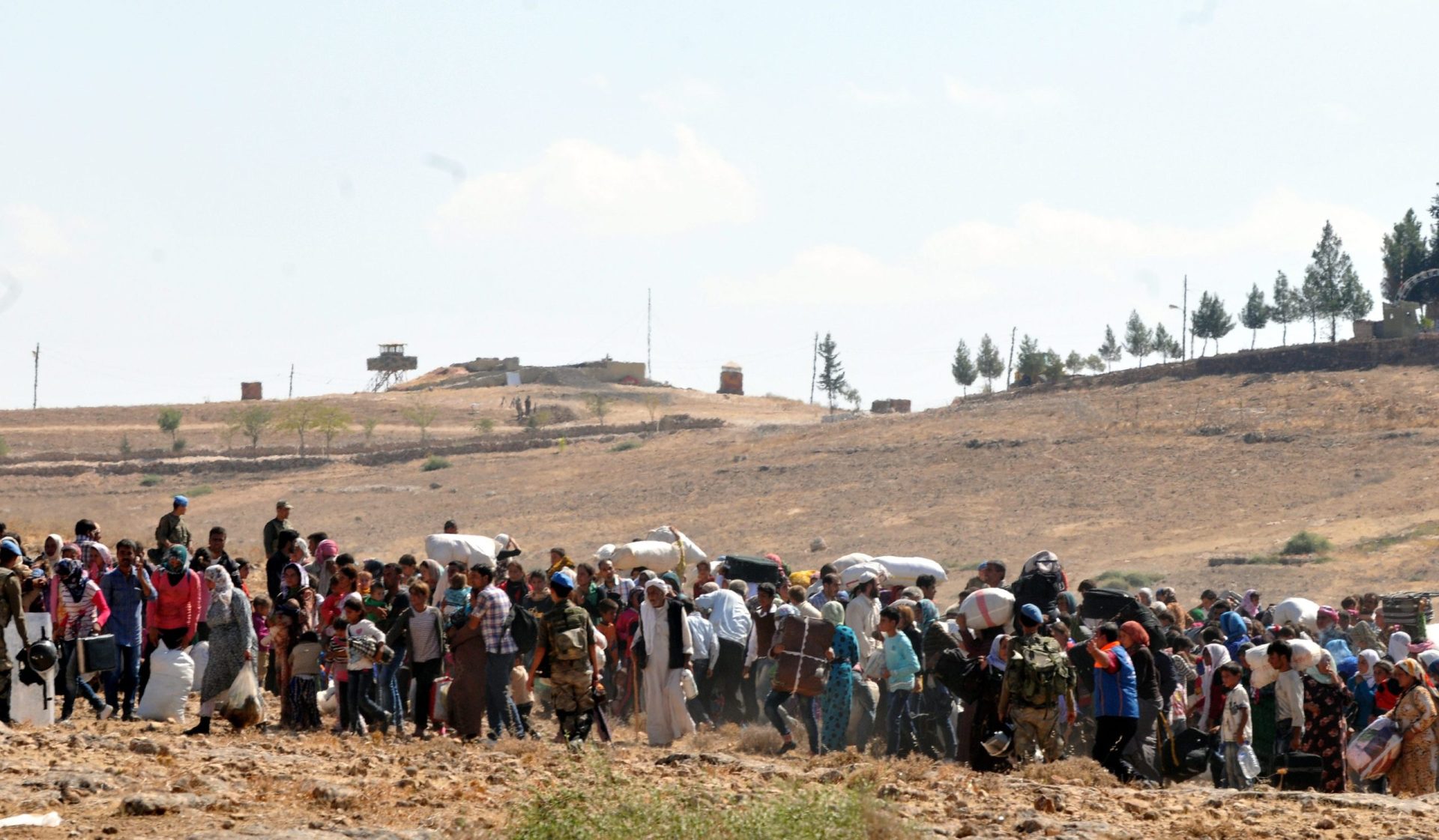 Dezenas de milhares de sírios fugiram para a Turquia nas últimas 24 horas