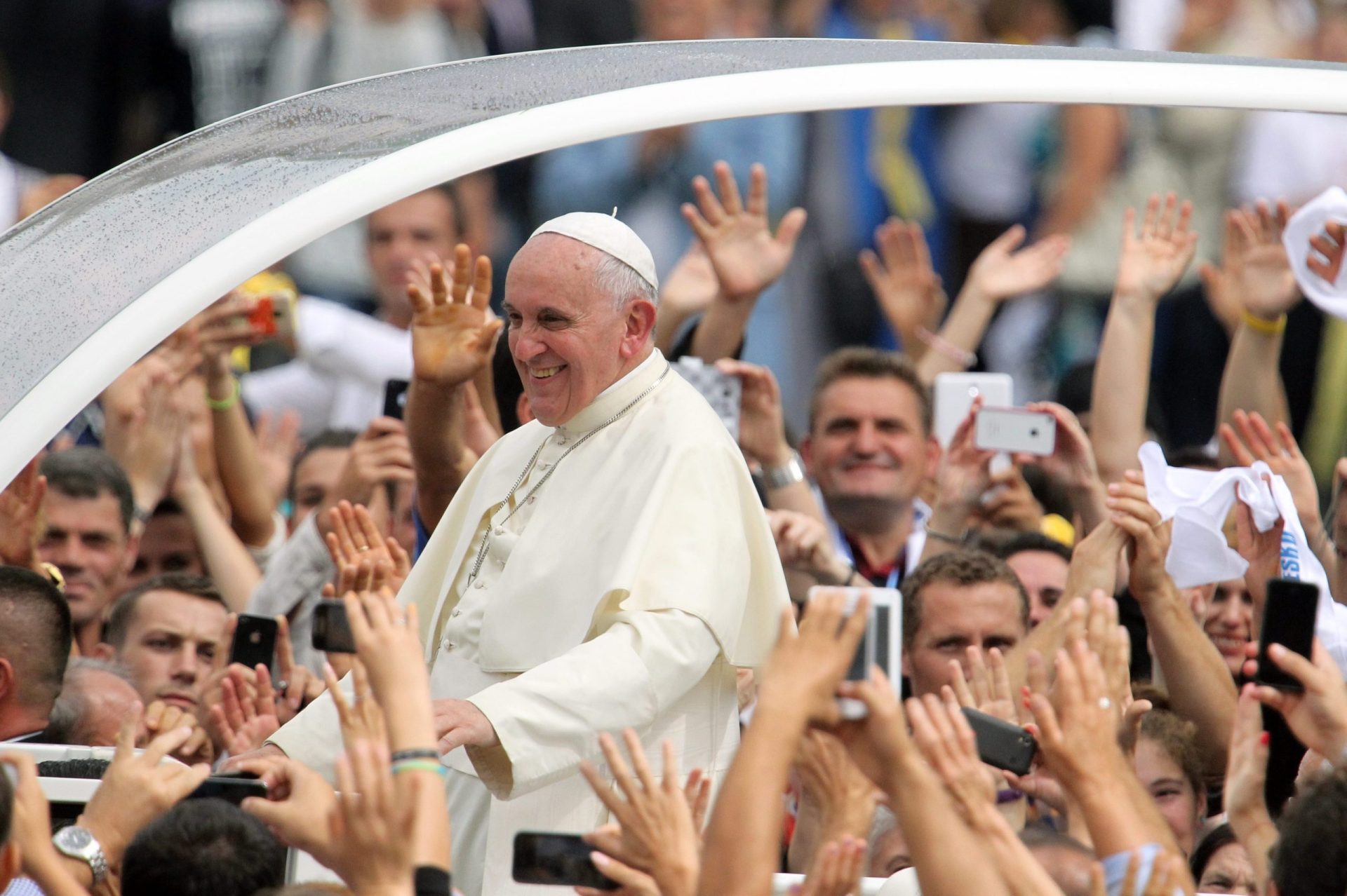 Seguranças não deixam Papa parar para saudar fiéis