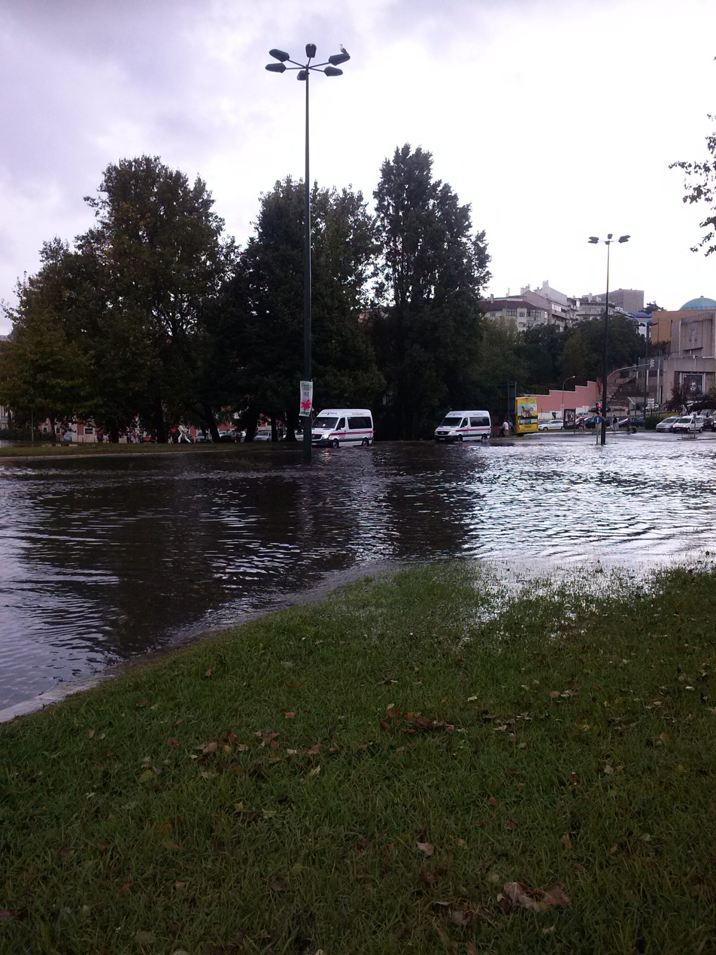 Temporal paralisa centro de Lisboa