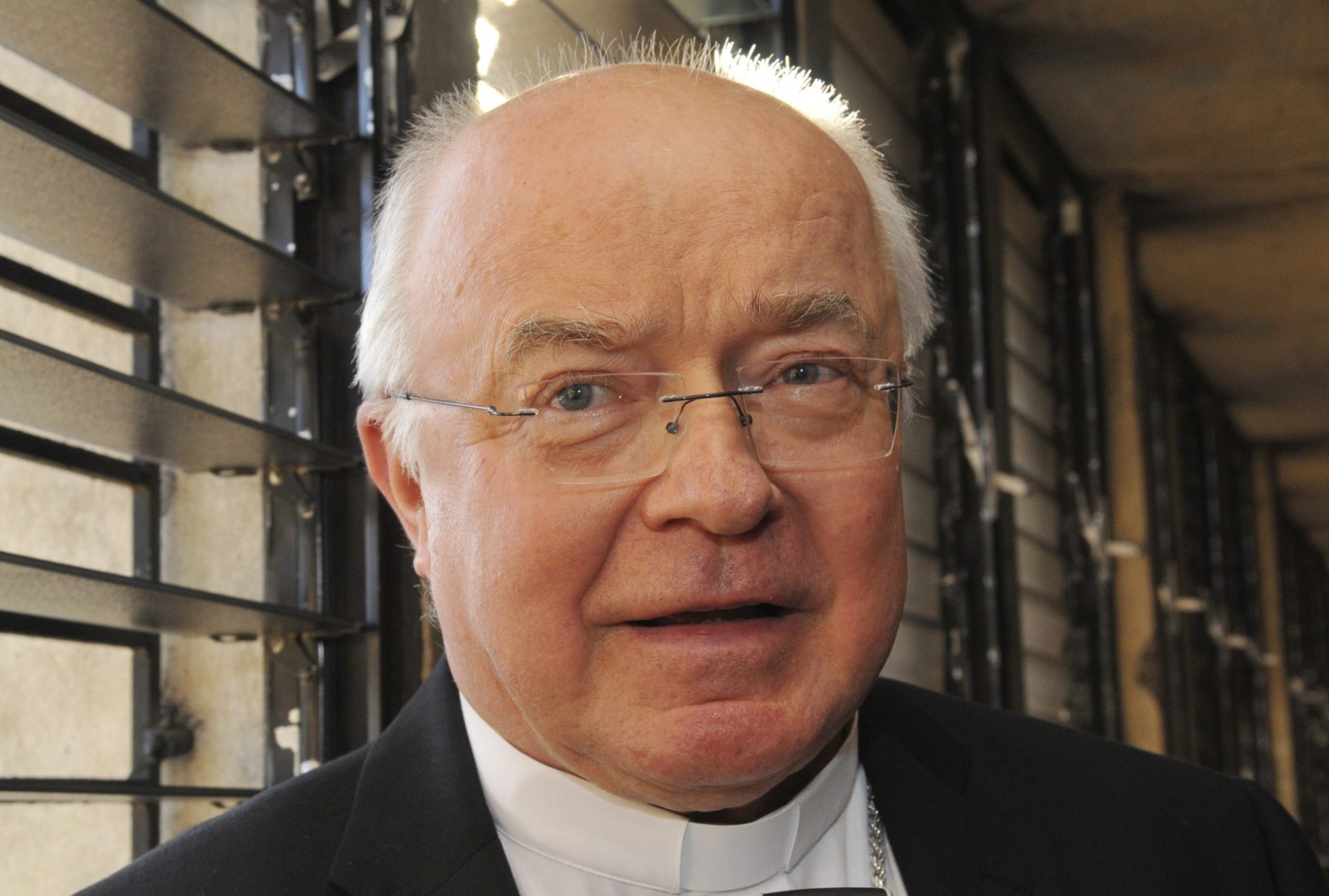 Arcebispo condenado por pedofilia em prisão domiciliária