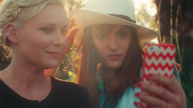 Kirsten Dunst faz vídeo a gozar com ‘selfies’