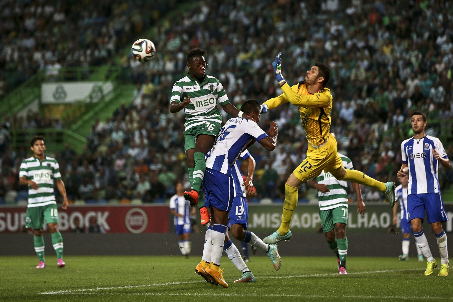 Bruno de Carvalho &#8216;atira-se&#8217; ao FC Porto
