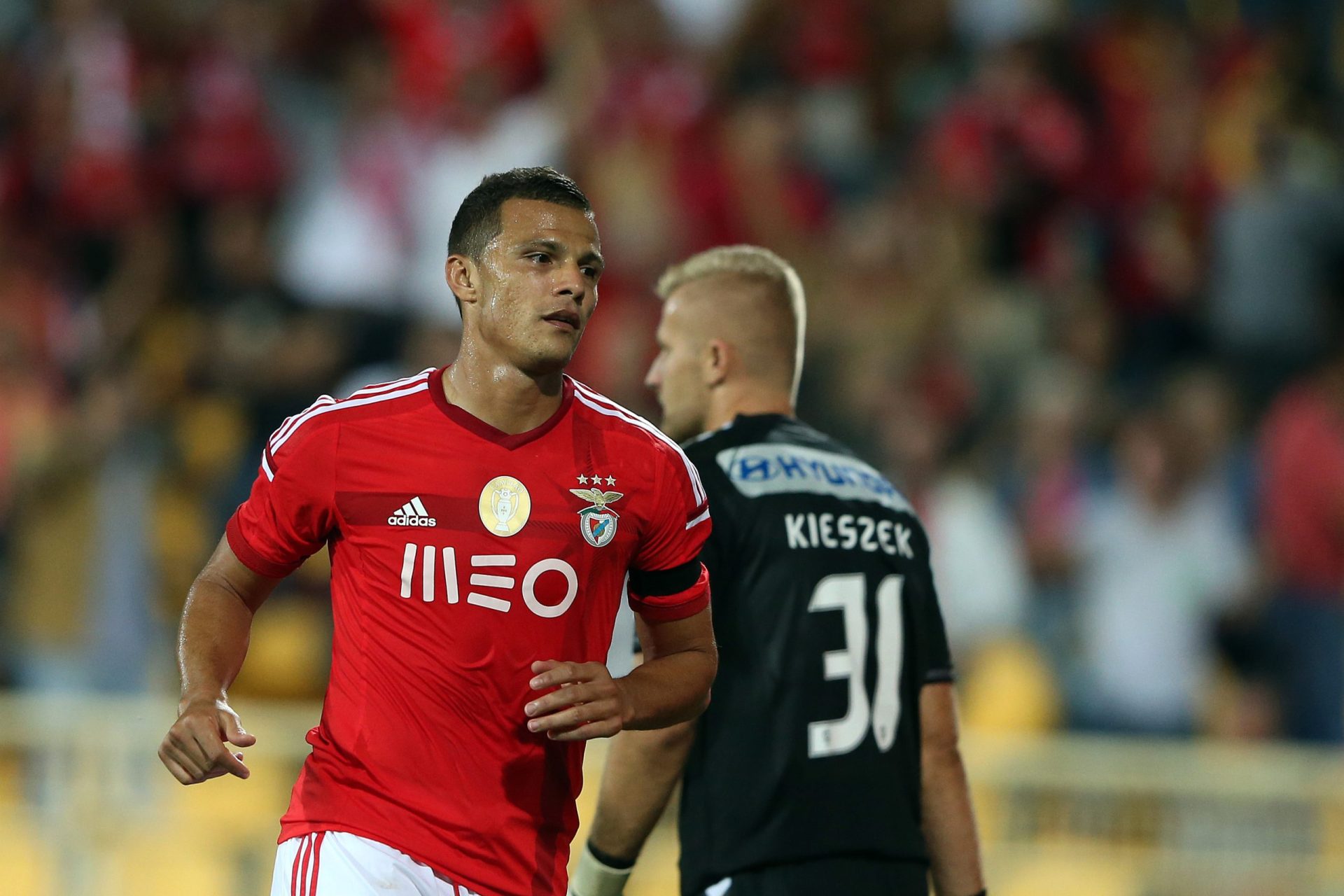 Benfica sofre para vencer na Amoreira