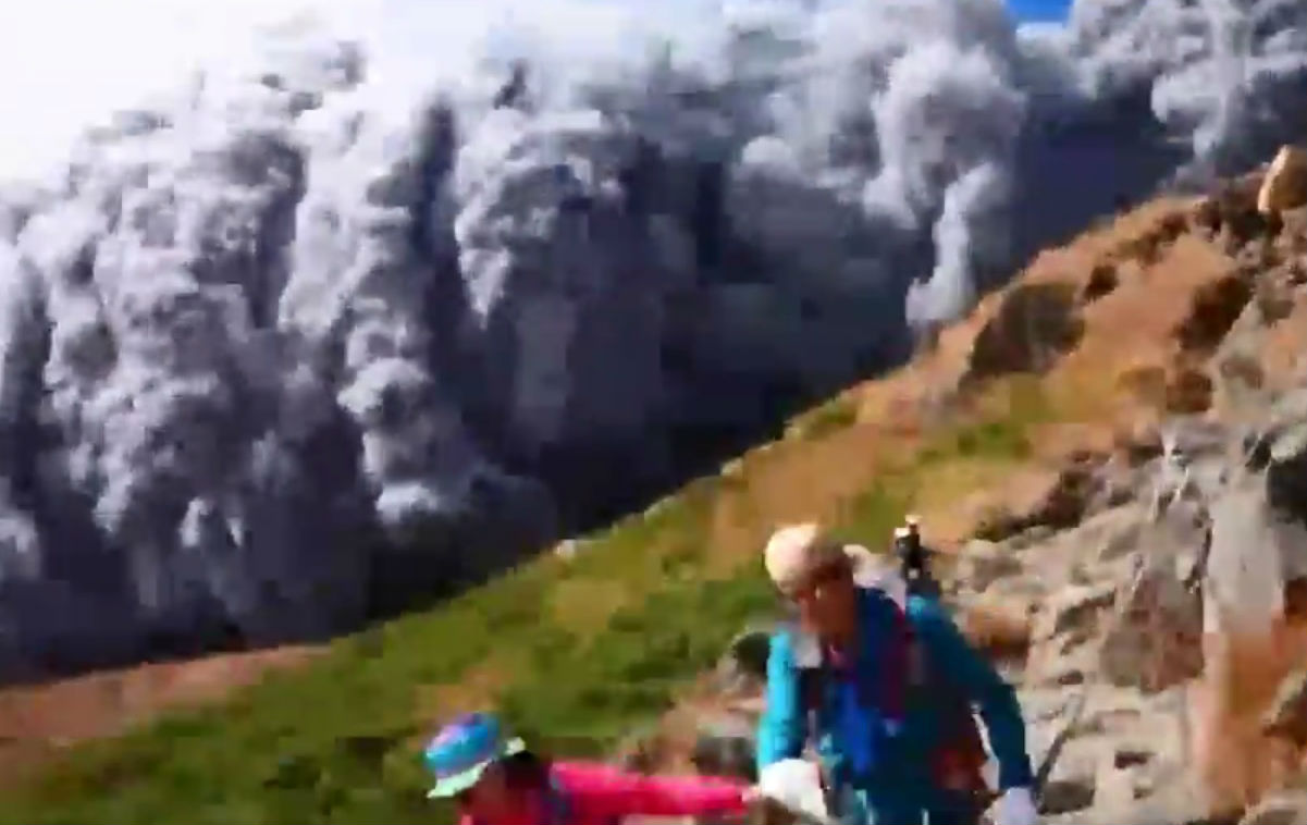 Erupção vulcânica surpreende e atinge turistas no Japão [vídeo]