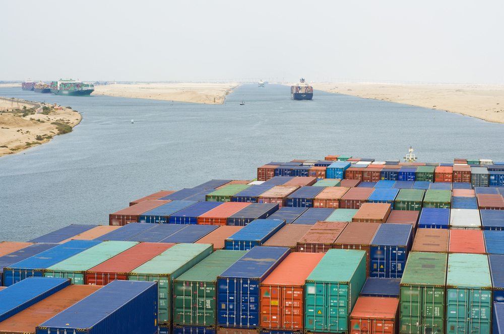 Choque de titãs: Dois cargueiros colidem no Canal do Suez [vídeo]