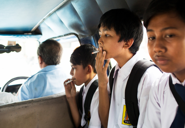 Marlboro Boys: Na Indonésia as crianças fumam mais que os adultos