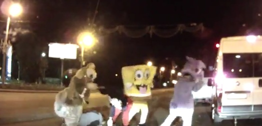 Mickey, SpongeBob e companhia espancam homem no trânsito