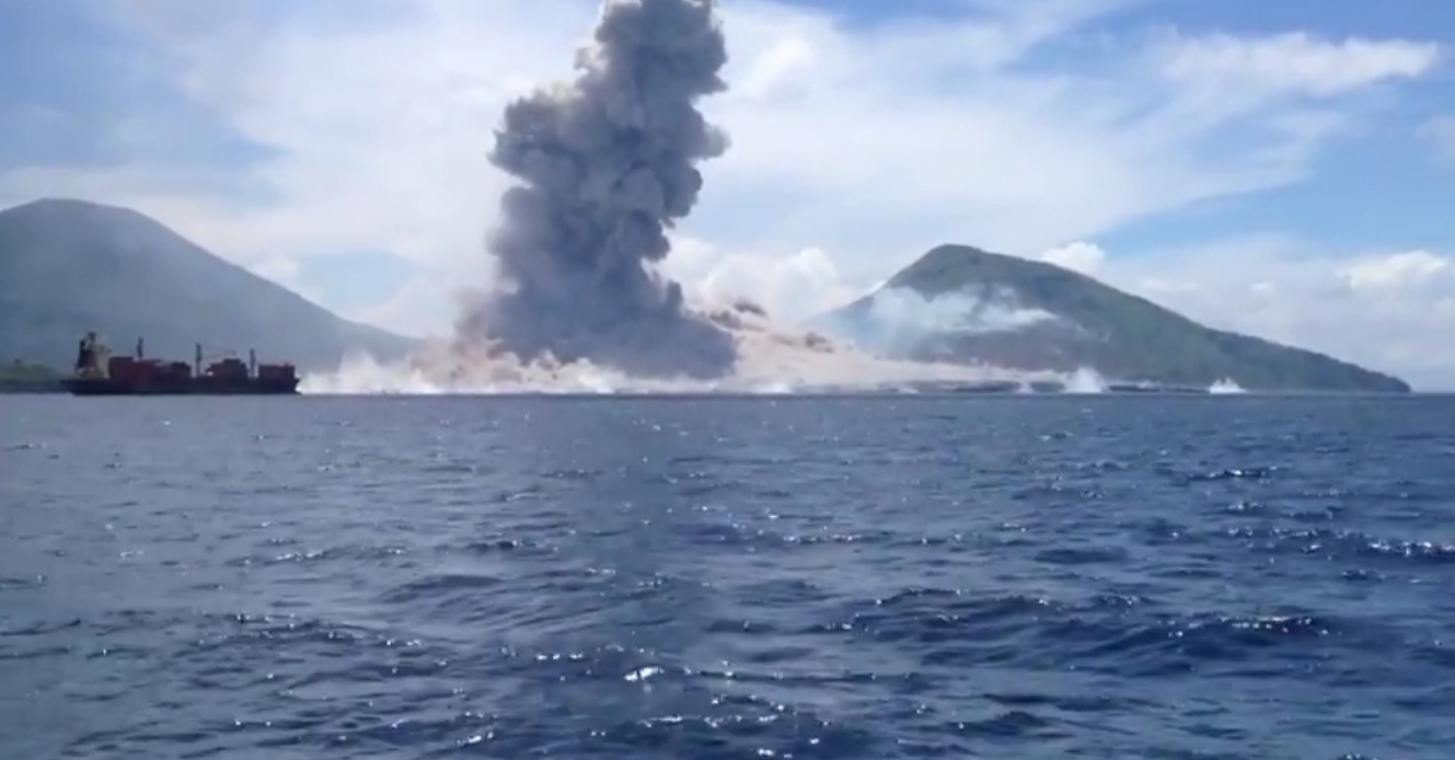 Turista filma vulcão de Papua-Nova Guiné a entrar em erupção