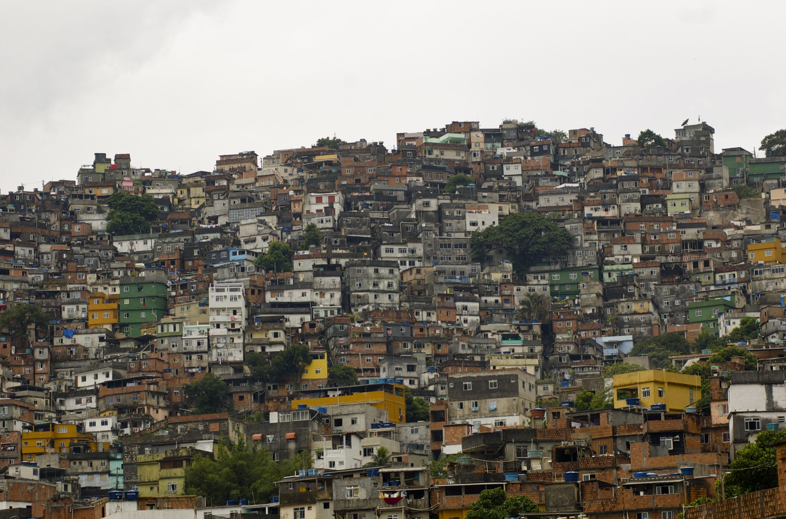 Na favela, Marina ‘vive’ ao lado de Susana, a professora de baixa médica