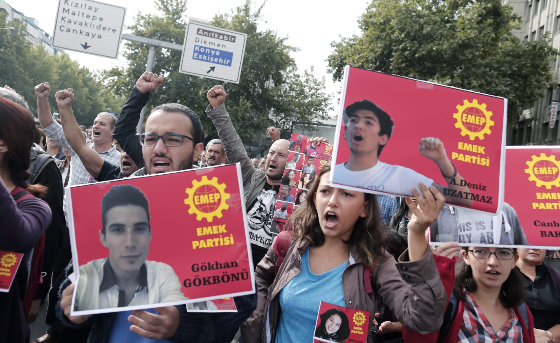 Polícia carrega contra multidão que homenageava vítimas de atentado na Turquia
