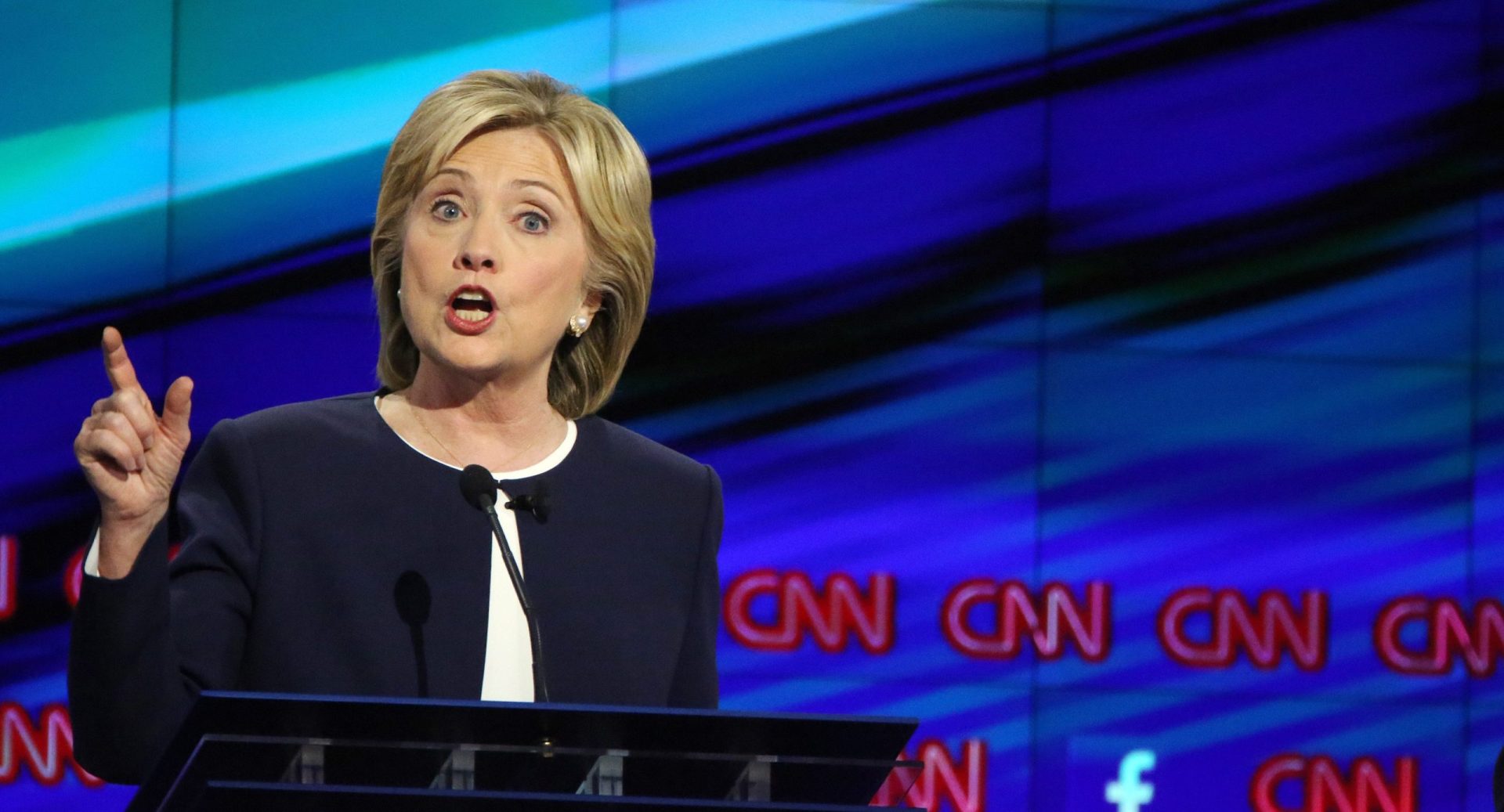 Clinton arranca debate democrata com promessa de lutar contra a desigualdade