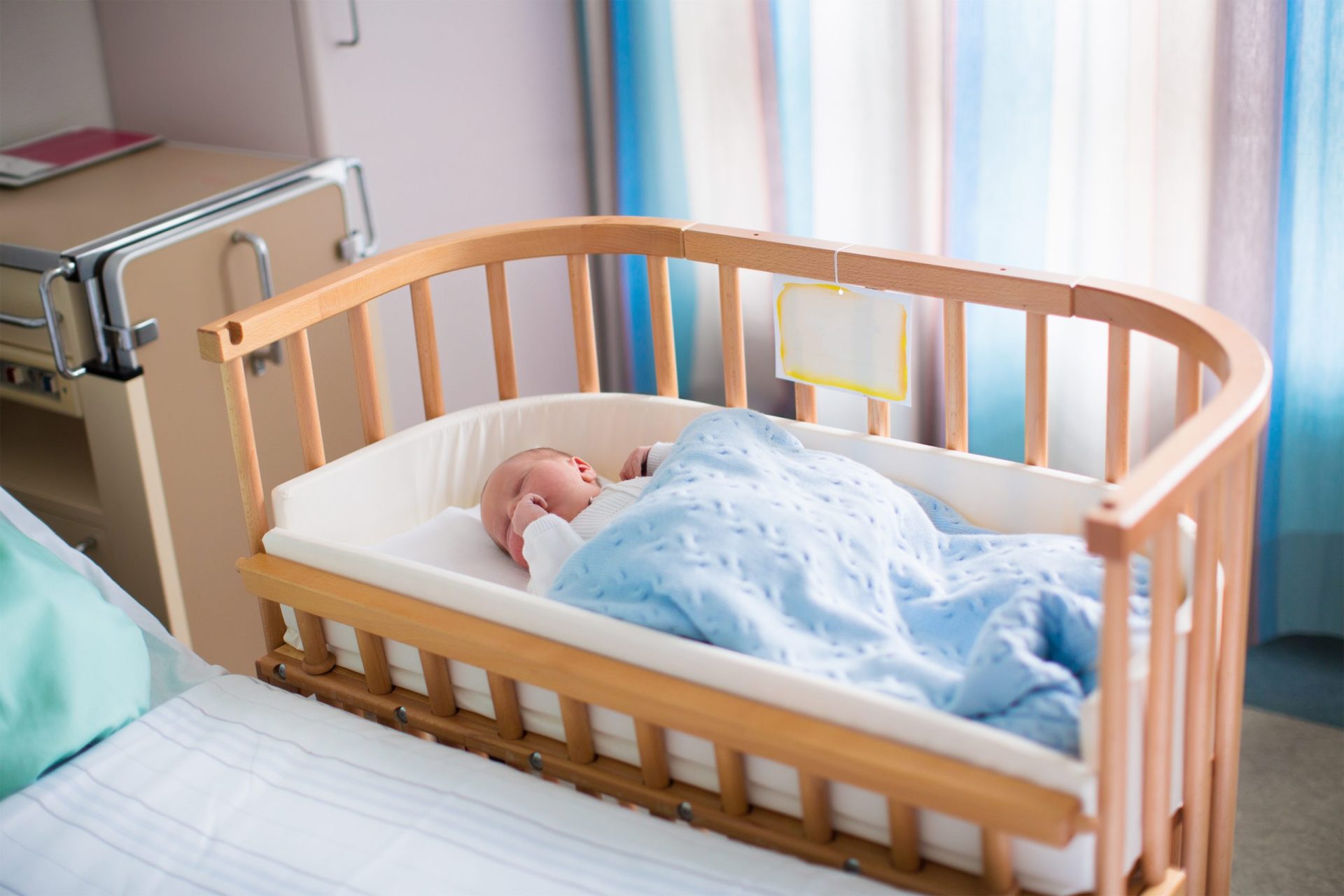 Médicos britânicos voltam a alertar para os perigos de bebés dormirem com os pais