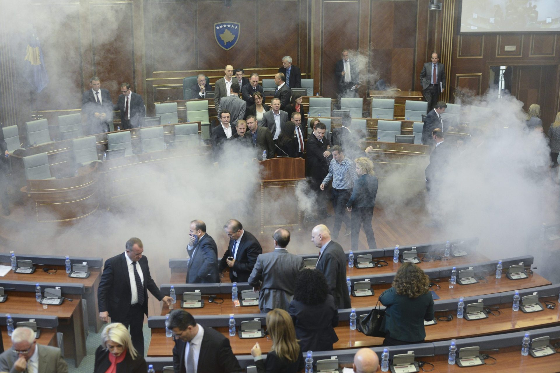Kosovo: Oposição volta a lançar gás lacrimogéneo no Parlamento