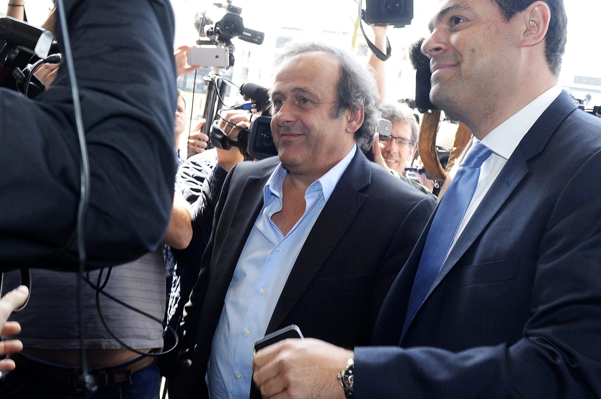 Ingleses suspendem apoio à candidatura de Platini à FIFA