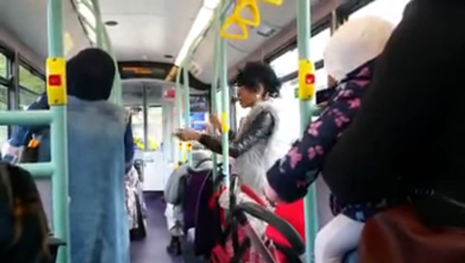 Mulher filmada a insultar muçulmanas num autocarro em Londres [vídeo]