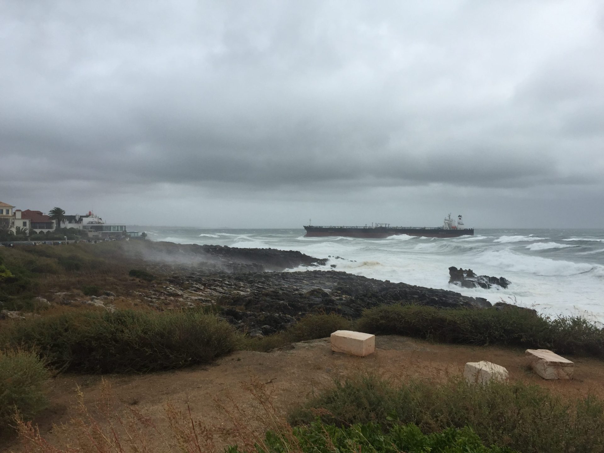 Navio encalhado na Baía de Cascais