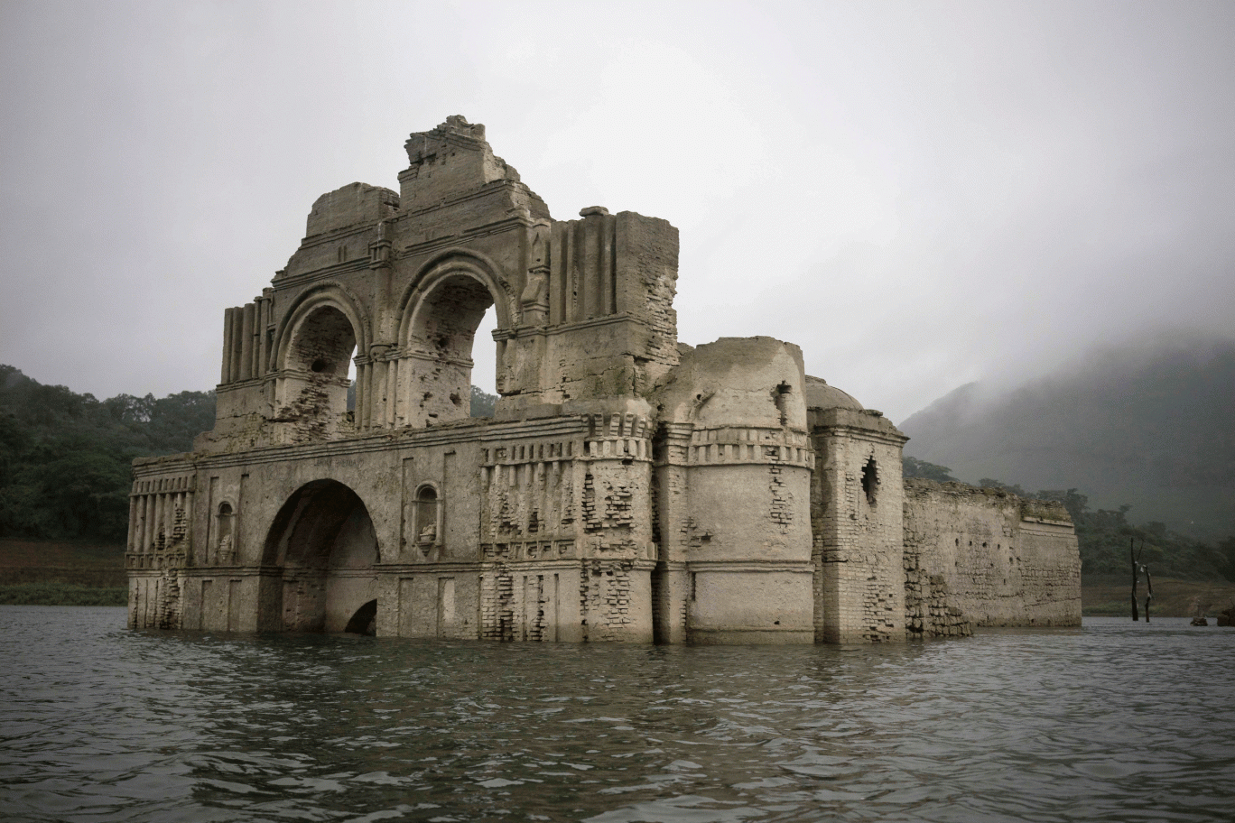 Igreja com 400 anos renasce das águas no México