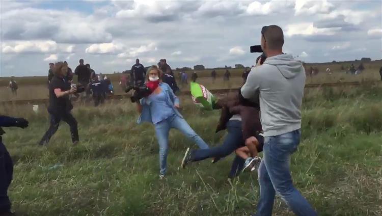 Jornalista húngara que agrediu refugiado quer processá-lo