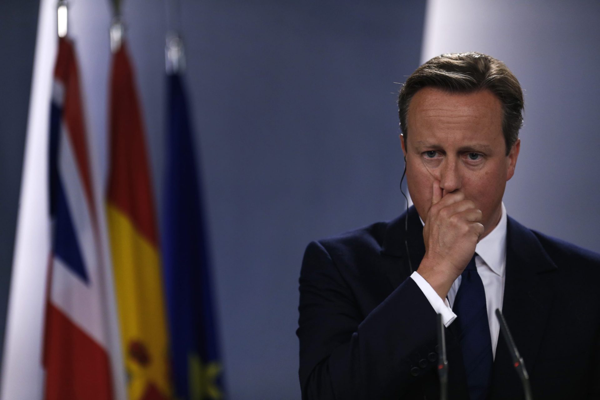 Cameron apanhado a dar ‘palmadinha’ no rabo de um ministro [vídeo]