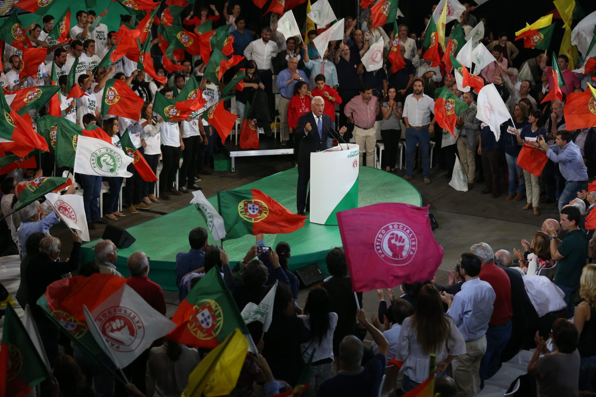 Anónimo invade palco do comício do PS com um coelho vivo