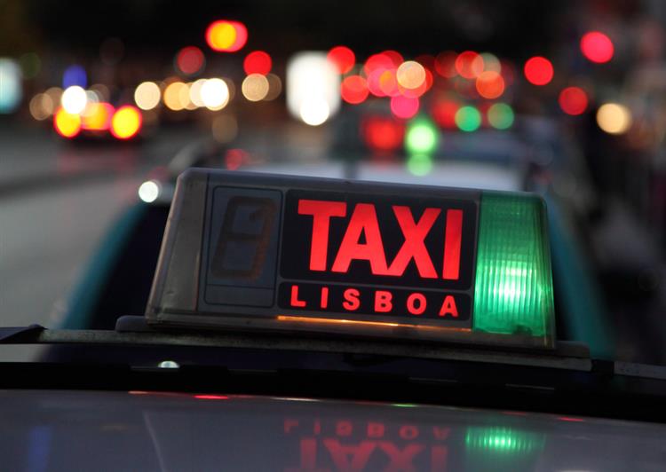 Centenas de taxistas concentrados em Lisboa exigem falar com Passos Coelho