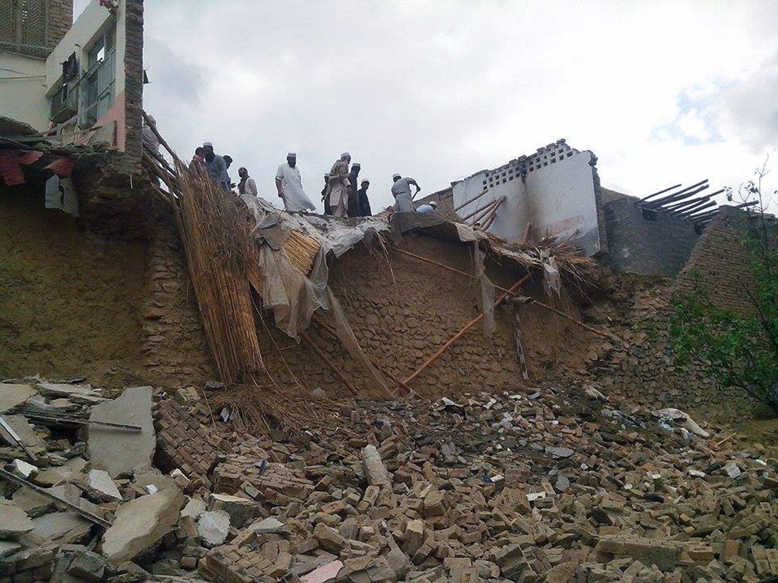 Mais de 230 mortos no sismo que atingiu Afeganistão e Paquistão