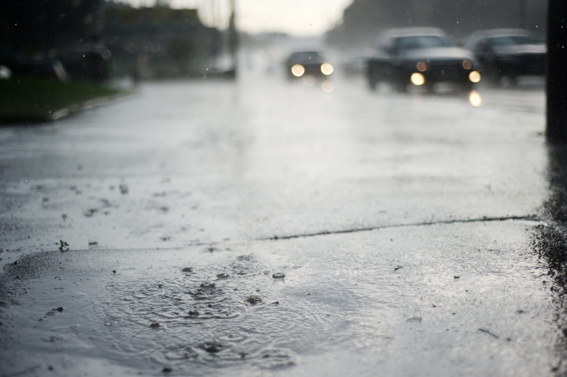 Chuva e maré alta cortam trânsito em Viana do Castelo