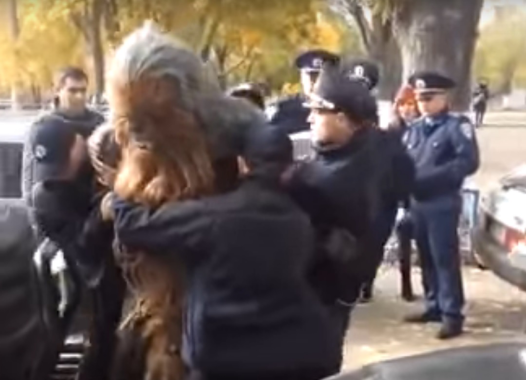 ‘Chewbacca’ detido por fazer campanha por ‘Darth Vader’ [vídeo]