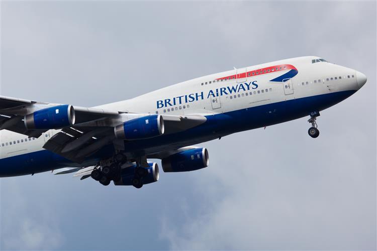 Trem de aterragem de avião da British Airways cede em aeroporto