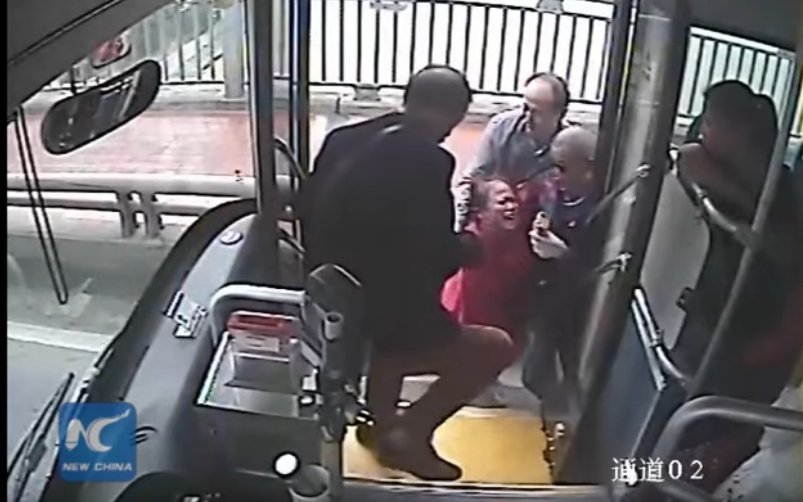 Motorista de autocarro salva mulher prestes a suicidar-se [vídeo]