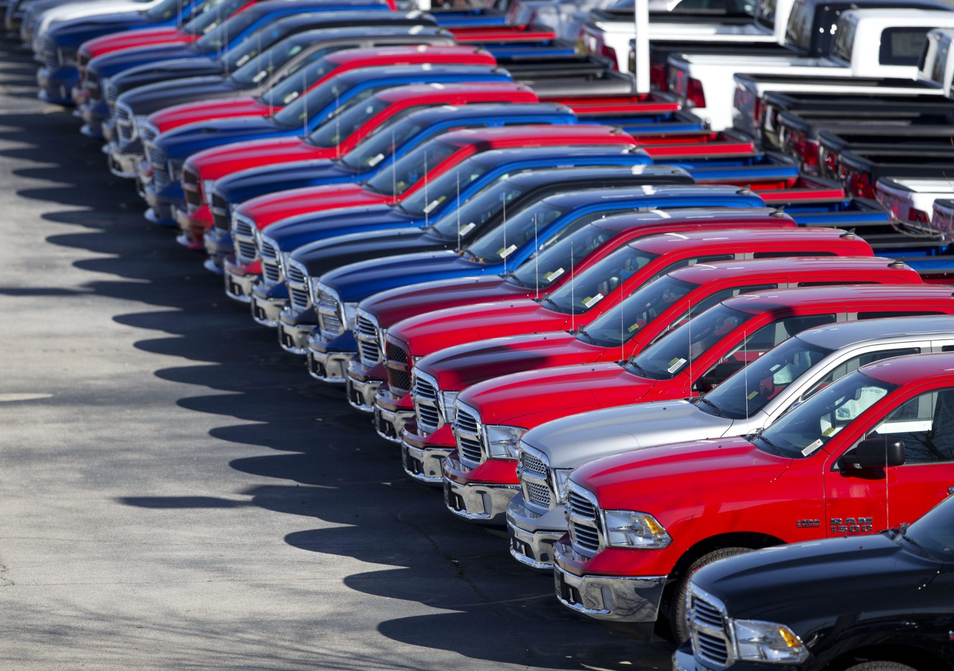 Fiat Chrysler chama às oficinas quase 900 mil veículos