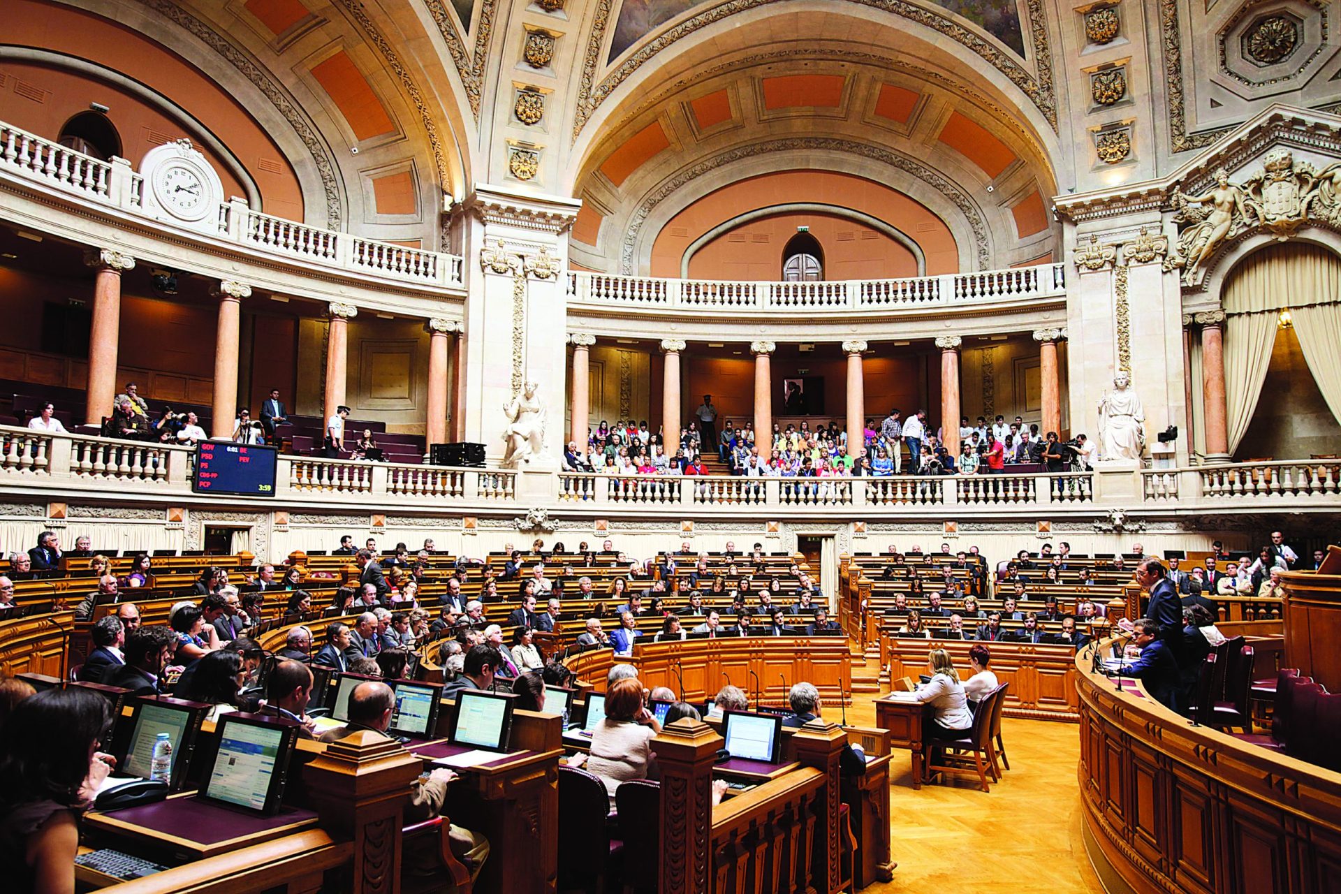 Novos deputados tomam posse na última quinzena de Outubro