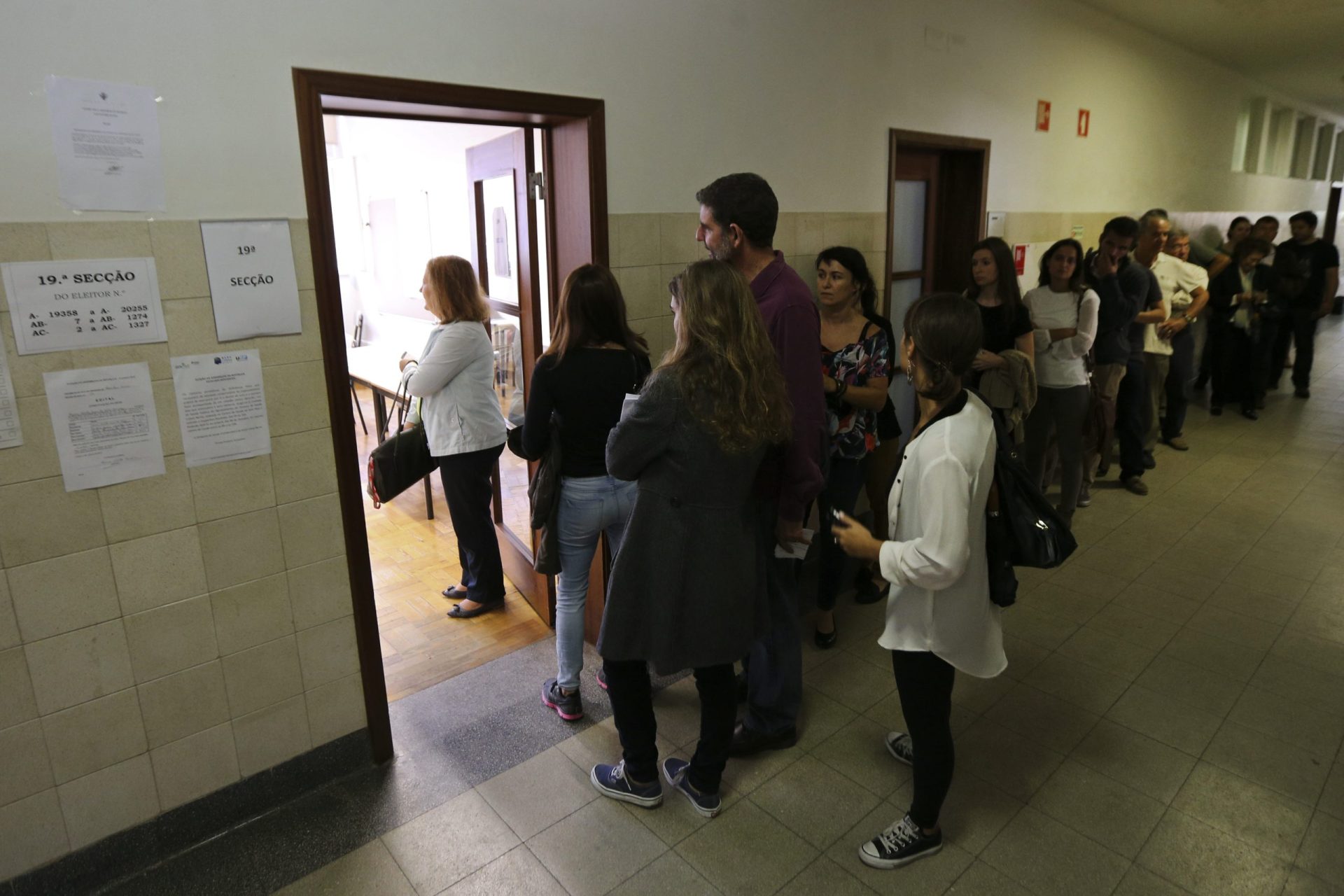 Quase dois milhões de eleitores votaram até ao meio-dia