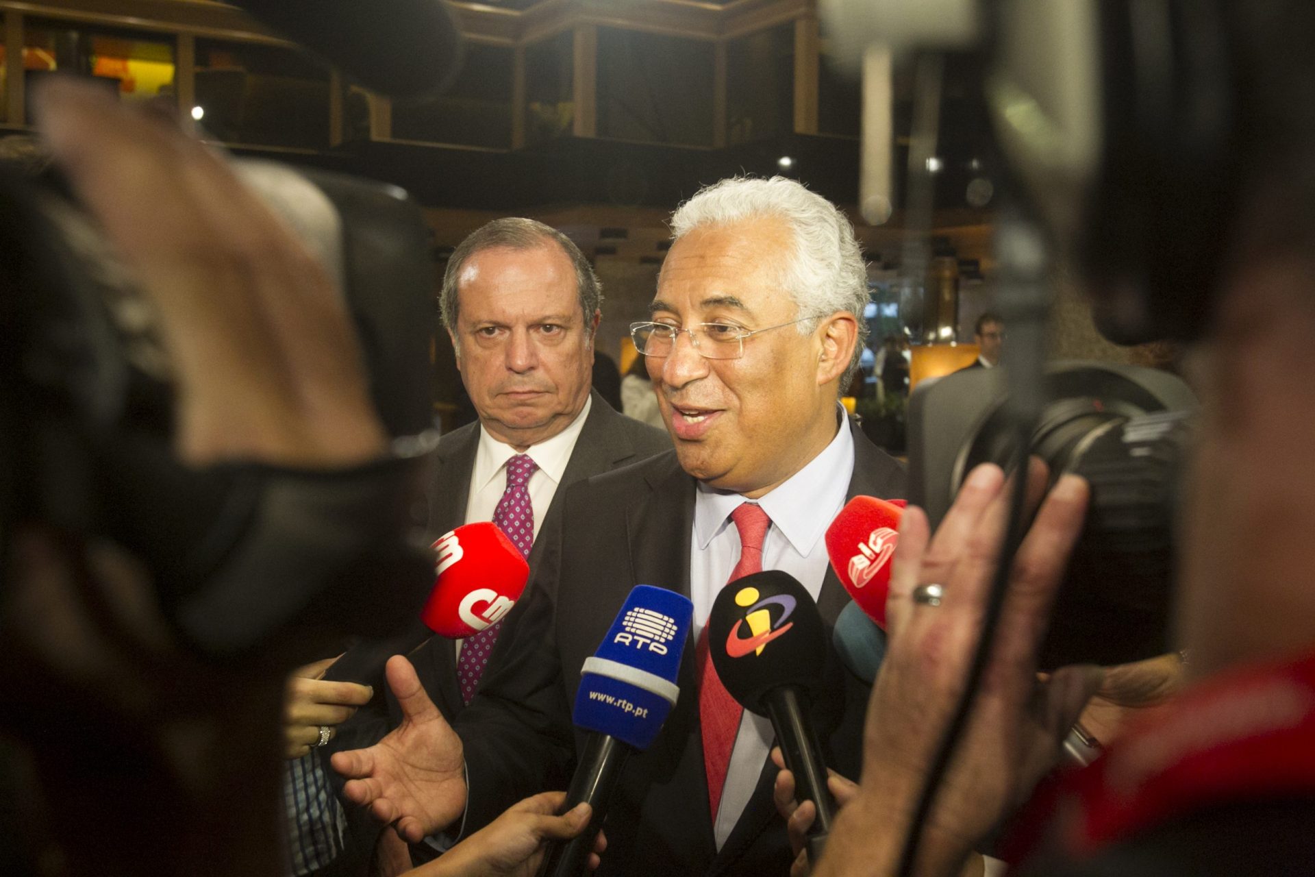 António Costa pode ficar? O PS está em modo de espera