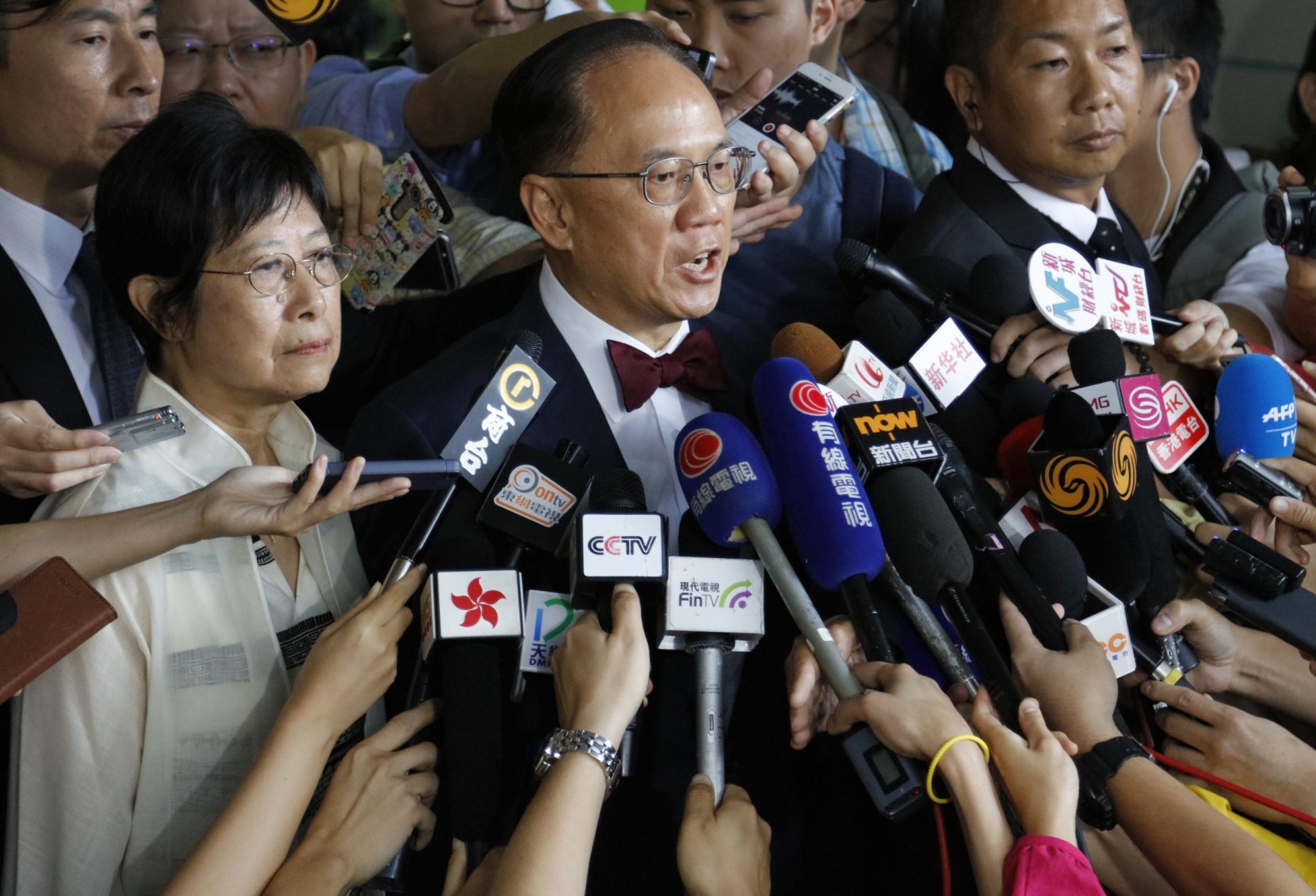 Antigo chefe do Executivo de Hong Kong acusado de corrupção