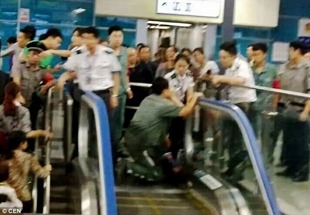 Criança morre em mais uma tragédia em escadas rolantes na China