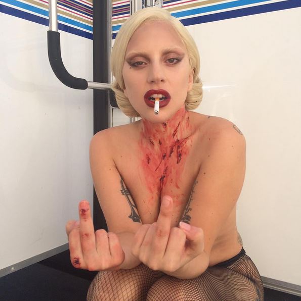 Lady Gaga coberta de sangue e despida no American Horror Story Hotel