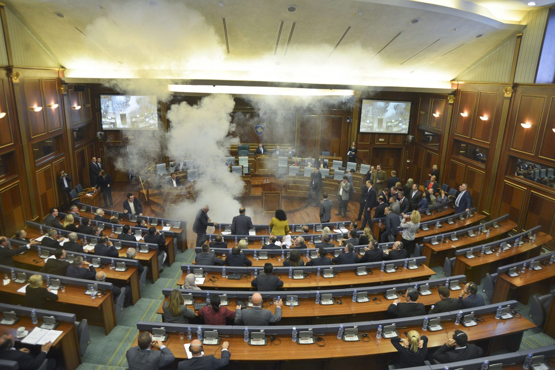 Caos no Parlamento no Kosovo. Oposição lança gás, duas deputadas desmaiam [vídeo]