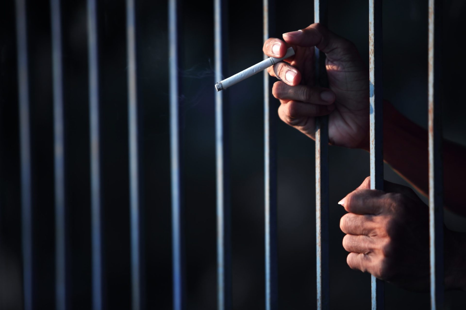 Ex-recluso processa Estado francês devido a fumo de cigarros