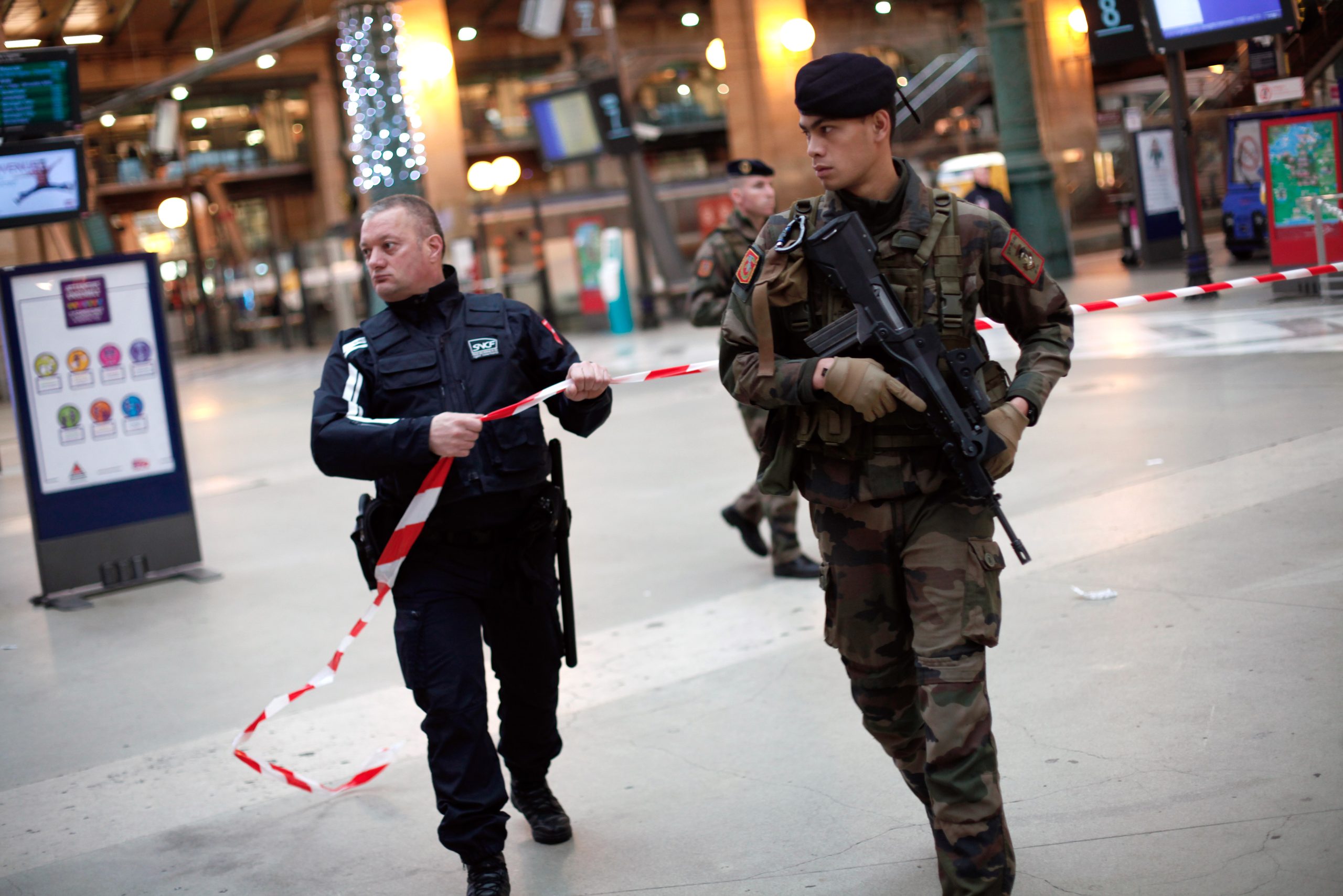 Paris: Autoridades reforçam meios antiterroristas
