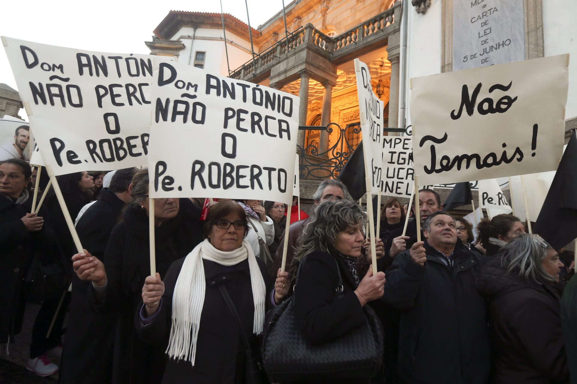 Centenas de paroquianos de Canelas  manifestam-se em frente à Sé do Porto