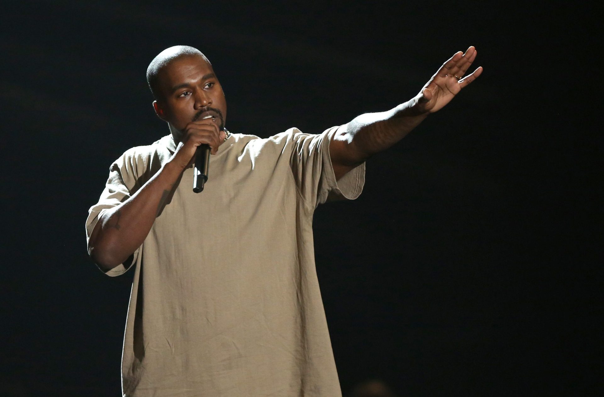 Kanye West esqueceu-se da letra da sua própria música