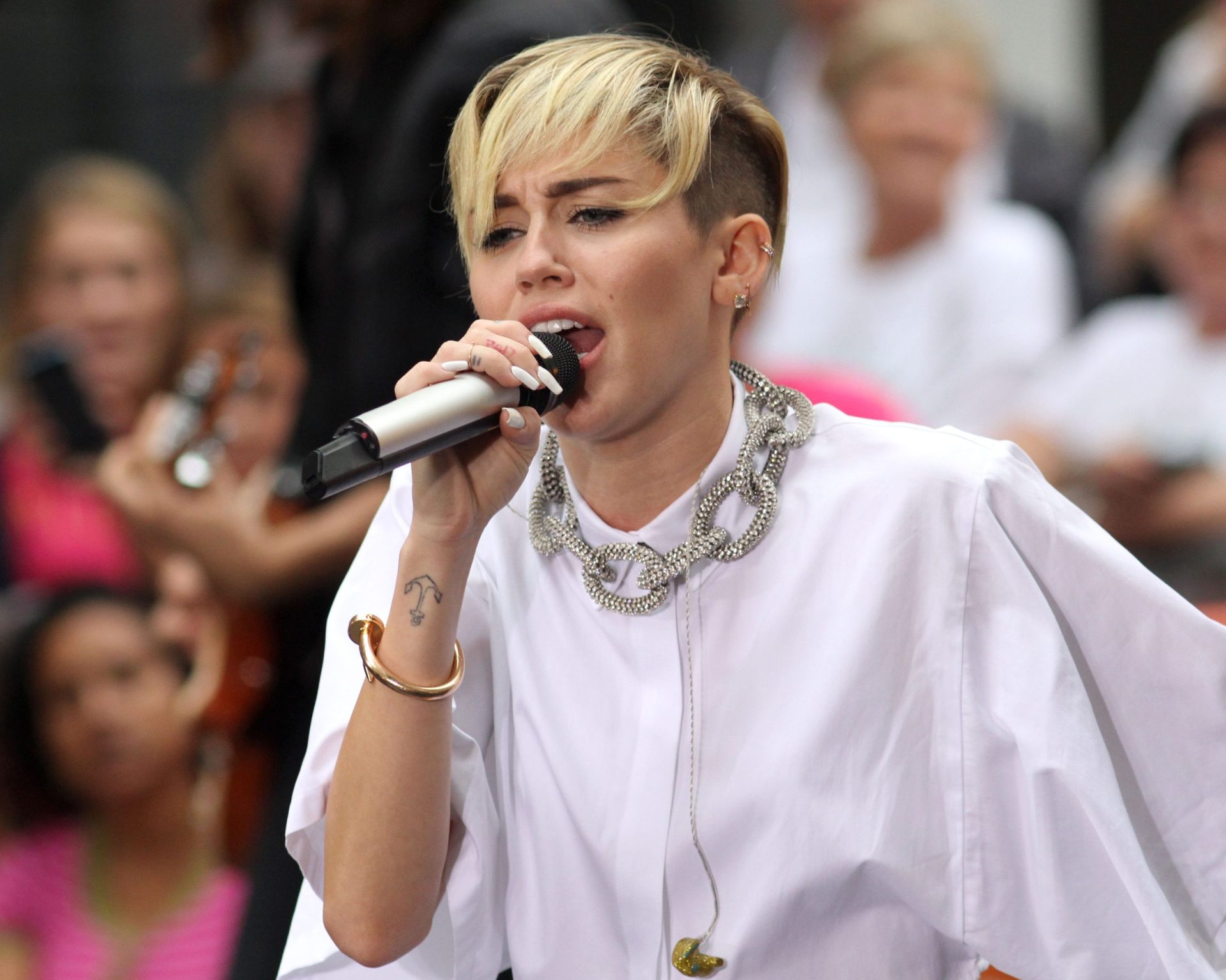Miley Cyrus voltou a despir-se. E os fãs ficaram preocupados com o que viram