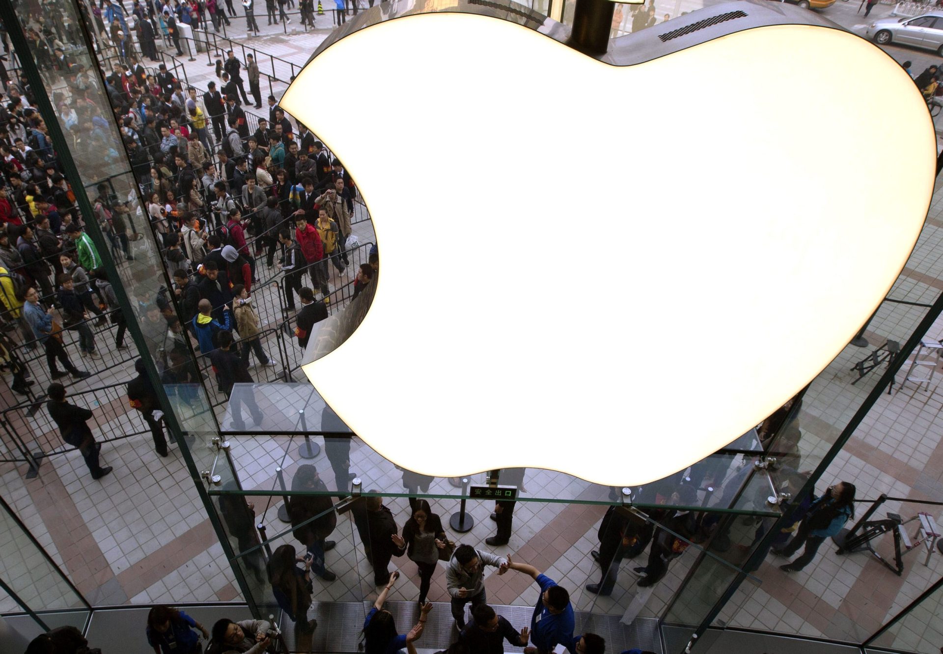 Apple vai criar mil novos postos de trabalho