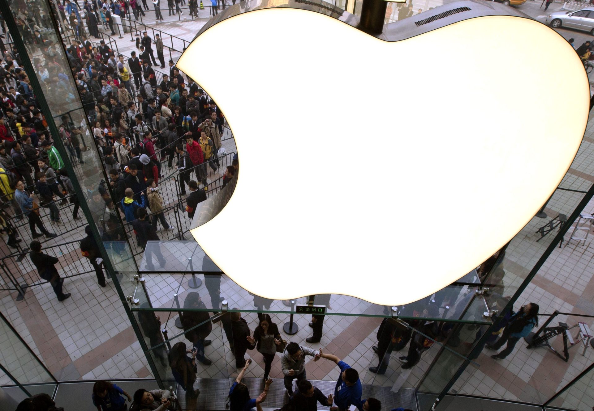 Apple pede desculpa após cena de racismo filmada numa loja da marca [vídeo]